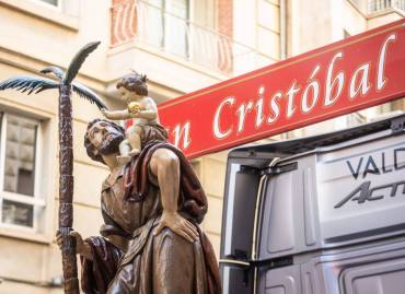 Más de 1.000 transportistas y 300 cabezas tractoras recorren Valencia en honor a San Cristóbal