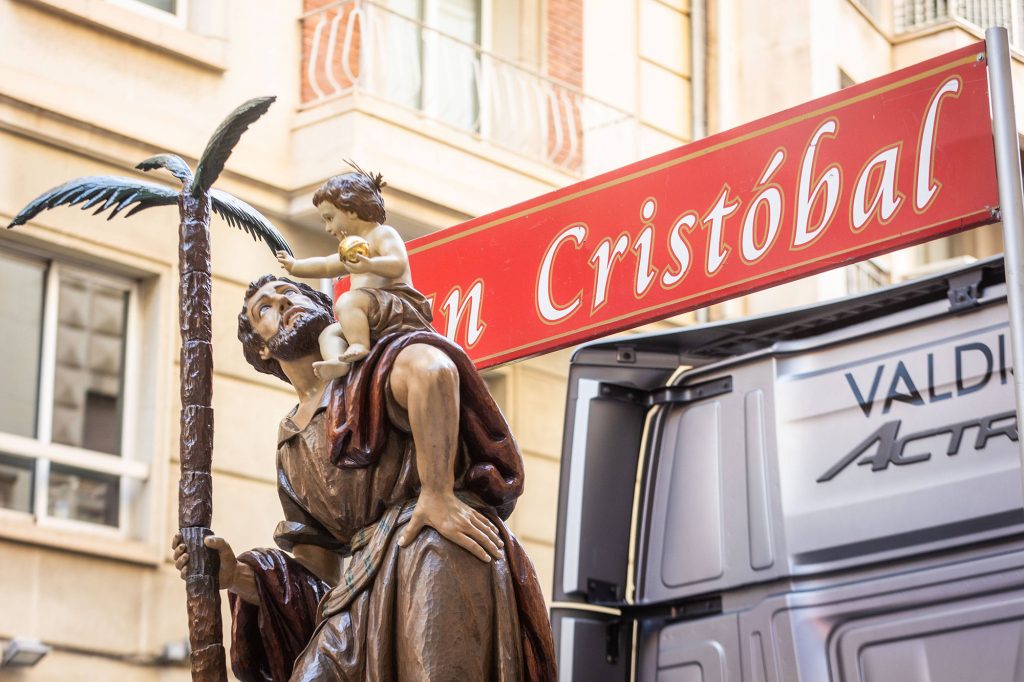 Más de 1.000 transportistas y 300 cabezas tractoras recorren Valencia en honor a San Cristóbal