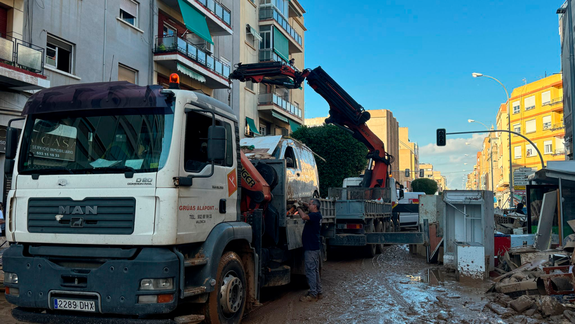 Los transportistas valencianos realizan propuestas para asegurar los suministros y la actividad económica frente a la DANA