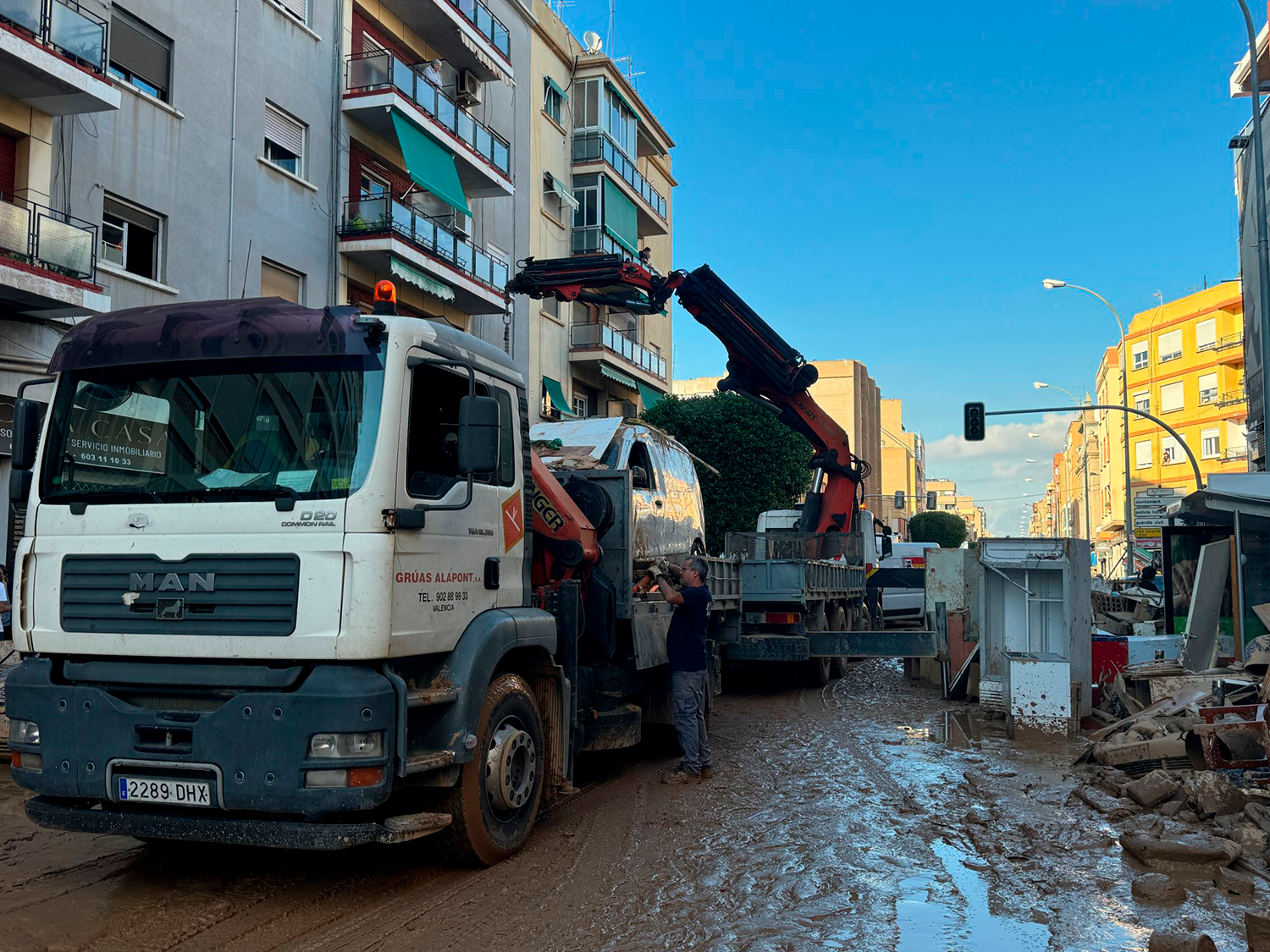 Los transportistas valencianos realizan propuestas para asegurar los suministros y la actividad económica frente a la DANA